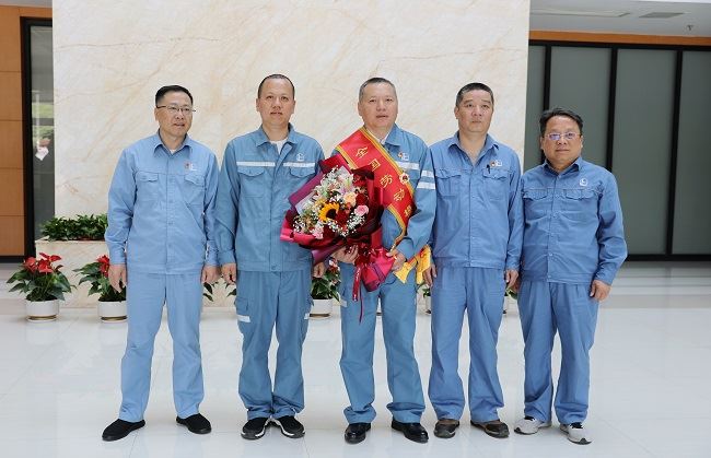 公司热烈欢迎全国劳动模范庞刚载誉归来